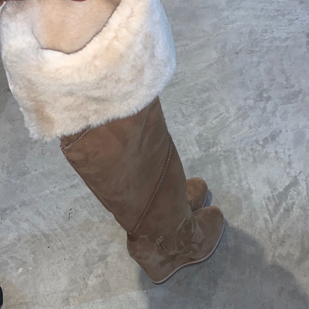 Women’s Uggs - high boot. Tan.